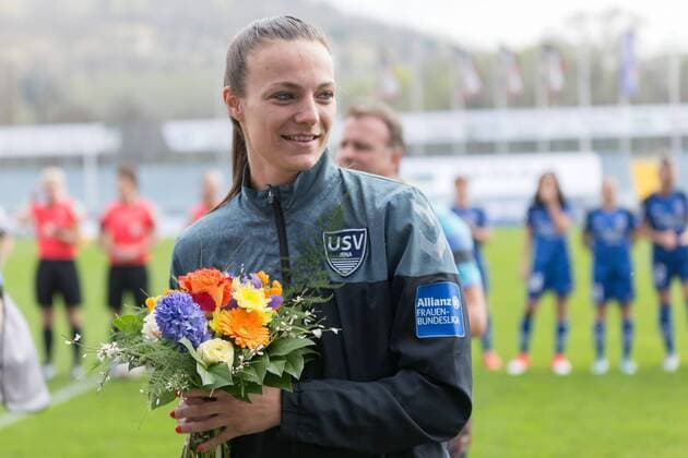 Lucie Vonkova (FF USV Jena, 11) mit Blumen zur Auszeichnung als tschechische Spielerin des Jahres, Fußball, Frauen, Allianz Frauen-Bundesliga, FF USV Jena - 1. FFC Frankfurt, xprx