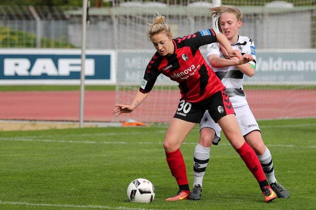 v.li.: Carolin Simon (Freiburg, 30), Julia Koj (BMG, 2), Zweikampf, Duell, duel, tackle, tackling, Dynamik, Action, Aktion, Fussball, Allianz Frauen-Bundesliga, SC Freiburg - SC Freiburg - Borussia Mönchengladbach, xozx