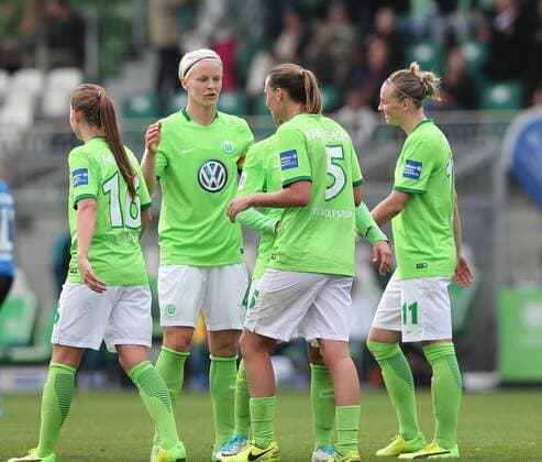 Torjubel Wolfsburg, u.a. Nilla Fischer (VfL Wolfsburg), Nilla Fischer (VfL Wolfsburg),