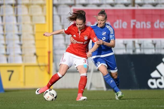 v.li.: Sara Ilonka Däbritz (Sara Daebritz, FC Bayern München, FCB, 33) Isabelle Meyer (Sand, 23) im Zweikampf, Duell, duel, tackle, Dynamik, Action, Aktion, Fussball,Allianz Frauen-Bundesliga, FC Bayern München - SC Sand, xslx