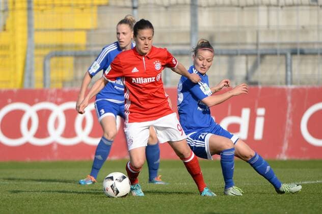v.li.: Vanessa Bürki (Vanessa Buerki, FC Bayern München, FCB, 9) Isabelle Meyer (Sand, 23) im Zweikampf, Duell, duel, tackle, Dynamik, Action, Aktion, Fussball,Allianz Frauen-Bundesliga, FC Bayern München - SC Sand, xslx
