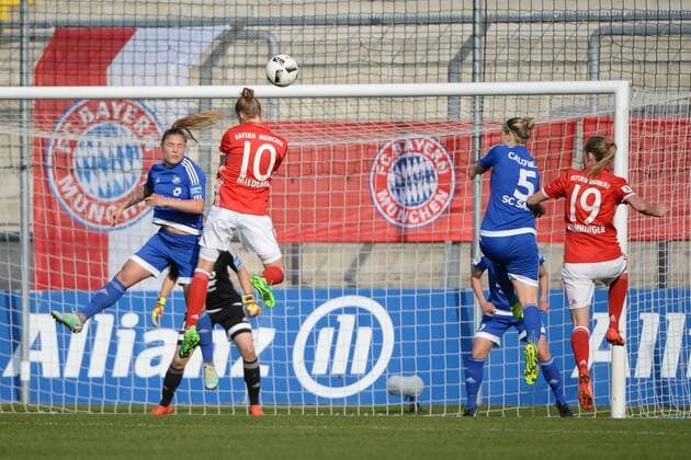 v.li.:Silvana Chojnowski (Sand, 6) Vivianne Miedema (FC Bayern München, FCB, 10) mit Kopfball aufs Tor, Diane Caldwell (Sand, 5) Carina Wenninger (FC Bayern München, FCB, 19), Fussball,Allianz Frauen-Bundesliga, FC Bayern München - SC Sand, xslx