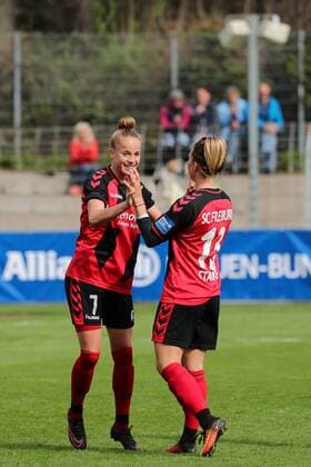 v.li.: Torschützin Giulia Gwinn (Freiburg, 7), Sandra Starke (Freiburg, 13), jubeln über das Tor zum 2:0, Jubel, Torjubel, Torerfolg, celebrate the goal, goal, celebration, Jubel ueber das Tor, optimistisch, Action, Aktion, Fussball, Allianz Frauen-Bundesliga, SC Freiburg - SC Freiburg - Borussia Mönchengladbach, xozx