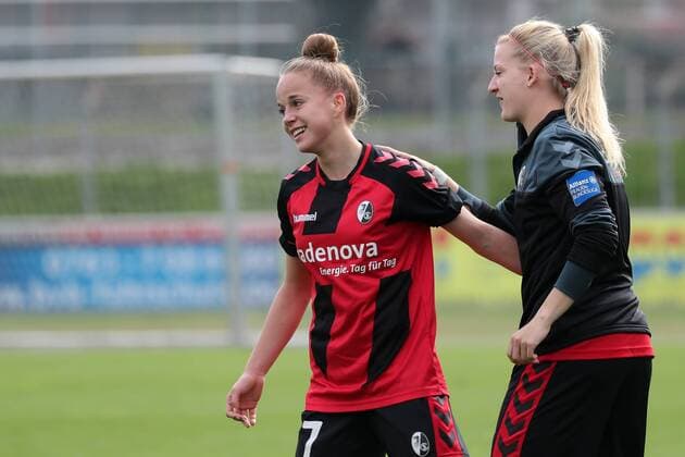 v.li.: Torschützin Giulia Gwinn (Freiburg, 7), Kim Fellhauer (Freiburg, 5), jubeln über das Tor zum 2:0, Jubel, Torjubel, Torerfolg, celebrate the goal, goal, celebration, Jubel ueber das Tor, optimistisch, Action, Aktion, Fussball, Allianz Frauen-Bundesliga, SC Freiburg - SC Freiburg - Borussia Mönchengladbach, xozx