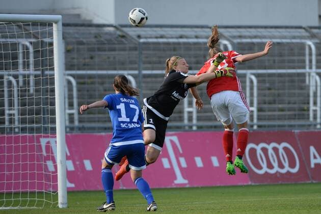 v.li.: Clare Savin (Sand, 17) Carina Schlüter (Schlueter, Torfrau, Sand, 1) Vivianne Miedema (FC Bayern München, FCB, 10) mit Kopfball, Fussball,Allianz Frauen-Bundesliga, FC Bayern München - SC Sand, xslx