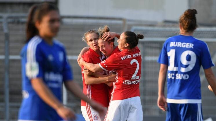 v.li.: Vivianne Miedema (FC Bayern München, FCB, 10) Caroline Abbe (FC Bayern München, FCB, 5) Gina Lewandowski (FC Bayern München, FCB, 2) mit Torjubel, Jubel, Torjubel, Torerfolg, celebrate the goal, goal, celebration, Jubel ueber das Tor zum 1:0 durch Caroline Abbe (FC Bayern München, FCB, 5) , optimistisch, Action, Aktion, Fussball,Allianz Frauen-Bundesliga, FC Bayern München - SC Sand, xslx