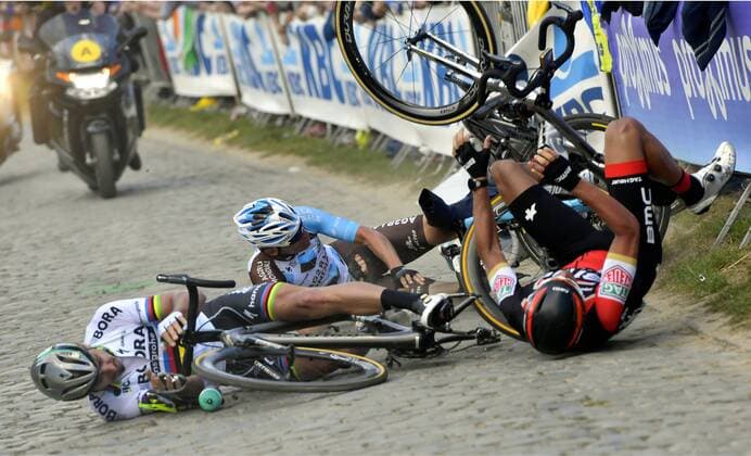 Bilder des Tages - SPORT Slovakian Peter Sagan of Bora-Hansgrohe, Belgian Greg Van Avermaet of BMC Racing Team and Belgian Oliver Naesen of AG2R La Mondiale pictured during a fall on the Oude Kwaremont during the 101st edition of the Ronde van Vlaanderen - Tour des Flandres - Tour of Flanders one day cycling race, 260km from Antwerp to Oudenaarde, Sunday 02 April 2017. POOLxPETERxDExVOECHT  x05076561x