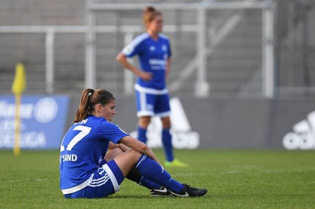 v.li.: Clare Savin (Sand, 17) nach Spielende enttäuscht schauend, Enttäuschung, Frustration, disappointed, pessimistisch, Fussball,Allianz Frauen-Bundesliga, FC Bayern München - SC Sand, xslx