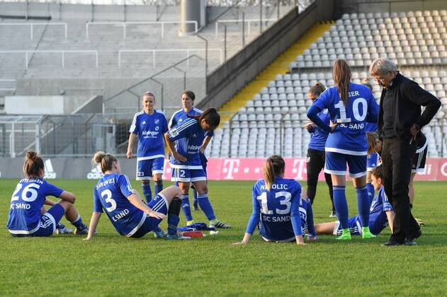 enttäuschte Sander Spielerinnen nach Spielende, enttäuscht schauend, Enttäuschung, Frustration, disappointed, pessimistisch, Fussball,Allianz Frauen-Bundesliga, FC Bayern München - SC Sand, xslx