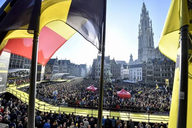 Bilder des Tages - SPORT Illustration shows lots of people at the start of the 101st edition of the Ronde van Vlaanderen - Tour des Flandres - Tour of Flanders one day cycling race, 260km from Antwerp to Oudenaarde, Sunday 02 April 2017. DIRKxWAEM  x05076785x