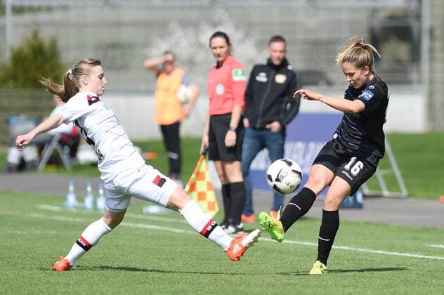 v.li.: Henrietta Csiszar (Bayer 04 Leverkusen, 14) im Zweikampf mit Sandra Betschard (MSV Duisburg, 16), Zweikampf, Duell, duel, tackle, tackling, Dynamik, Action, Aktion,, Fussball, Allianz Frauen-Bundesliga, Bayer 04 Leverkusen - MSV Duisburg, xmhx