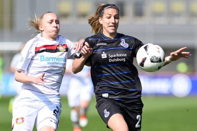 v.li.: Isabel Schenk (MSV Duisburg, 2) im Zweikampf mit Lisa Marie Makas (MSV Duisburg, 27), Zweikampf, Duell, duel, tackle, tackling, Dynamik, Action, Aktion,, Fussball, Allianz Frauen-Bundesliga, Bayer 04 Leverkusen - MSV Duisburg, xmhx
