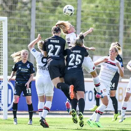 Bilder des Tages - SPORT Kopfballduell im Leverkusener Strafraum, Kopfball, header, Aktion, Action,, Fussball, Allianz Frauen-Bundesliga, Bayer 04 Leverkusen - MSV Duisburg, xmhx
