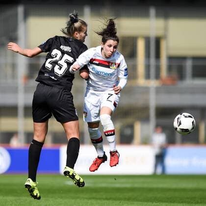 v.li.: Rahel Kiwic (MSV Duisburg, 25) im Zweikampf mit Jessica Wich (Bayer 04 Leverkusen, 7), Zweikampf, Duell, duel, tackle, tackling, Dynamik, Action, Aktion,, Fussball, Allianz Frauen-Bundesliga, Bayer 04 Leverkusen - MSV Duisburg, xmhx
