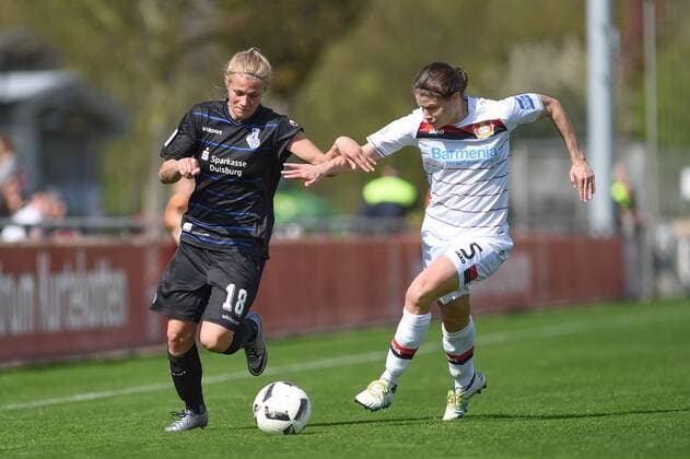 v.li.: Nicole Munzert (MSV Duisburg, 18) im Zweikampf mit Annike Krahn (Bayer 04 Leverkusen, 5), Zweikampf, Duell, duel, tackle, tackling, Dynamik, Action, Aktion,, Fussball, Allianz Frauen-Bundesliga, Bayer 04 Leverkusen - MSV Duisburg, xmhx