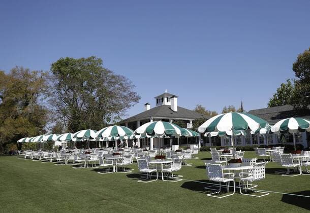 Bilder des Tages - SPORT Patio furniture surrounds the back side of the clubhouse at the 2017 Masters Tournament at Augusta National Golf Club in Augusta, Georgia on April 2, 2017.  AUG20170402124 JOHNxANGELILLO
