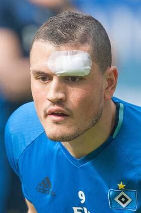 Deutschland, Hamburg , Volkspark Stadion, Fussball, 1. Bundesliga, Saison 2016 2017 , Hamburger SV - 1. FC Köln, Kyriakos Papadopoulos(HSV) spielt mit Pflaster