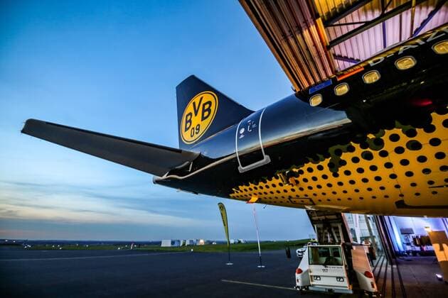 Mannschafts-Airbus des BVB. Eurowings die BVB-Sponsoren bei einer Besichtigung des Fliegers. BVB-Mannschaftsflieger