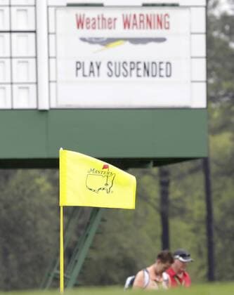 Bilder des Tages - SPORT Patrons exit the grounds after play is suspended for the day due to an incoming storm on Monday s practice rounds at the 2017 Masters Tournament at Augusta National Golf Club in Augusta, Georgia on April 3, 2017. Play was suspended at 2:30 PM for the day based on a new weather forecast.  AUG20170403104 JOHNxANGELILLO