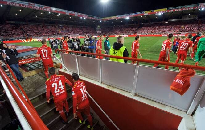 Fussball DFL 20.03.2017 2 Bundesliga 25 Spieltag Stadion an der Alten Försterei ( Foersterei ) 1 FC Union Berlin geg 1 FC Nürnberg ( Nuernberg ) 1 : 0 Spieler kommend aus den Spielertunnel betreten das Spielfeld