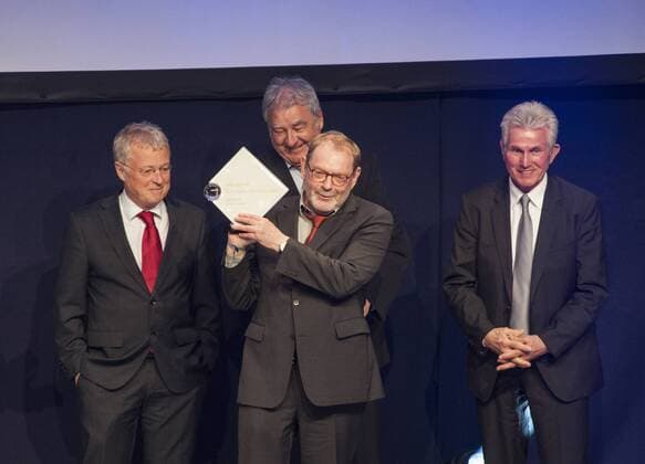 Deutscher Sportjournalistenpreis Ausgezeichnet für sein Lebenswerk: Ludgar Schulze (Süddeutsche Zeitung) von Jupp Heinckes und dem VDS durch Erik Laaser und Christoph Fischer Â