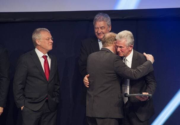 Deutscher Sportjournalistenpreis Ausgezeichnet für sein Lebenswerk: Ludgar Schulze (Süddeutsche Zeitung) von Jupp Heinckes und dem VDS Â