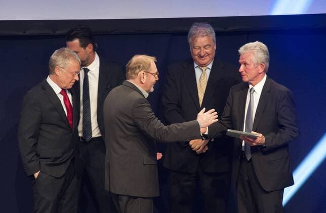 Deutscher Sportjournalistenpreis Ausgezeichnet für sein Lebenswerk: Ludgar Schulze (Süddeutsche Zeitung) von Jupp Heinckes und dem VDS im Hintergrund Erik Laser Â