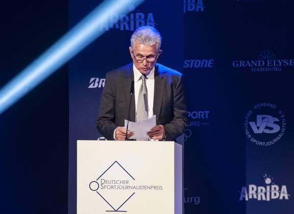 Deutscher Sportjournalistenpreis Ausgezeichnet für sein Lebenswerk: Ludgar Schulze (Süddeutsche Zeitung) von Jupp Heinckes und dem VDS Â