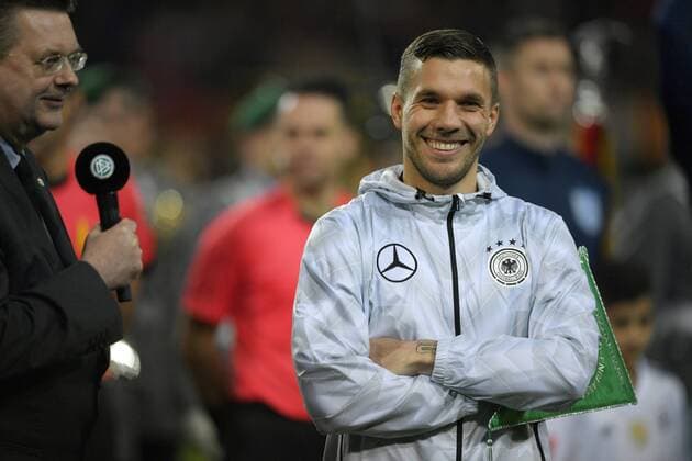 22.03.2017, Fussball Test-Länderspiel, Deutschland - England, in Dortmund, Signal-Iduna-Park-Stadion Dortmund, Lukas Podolski (Deutschland) wird von der Nationalmannschaft verabschiedet. 