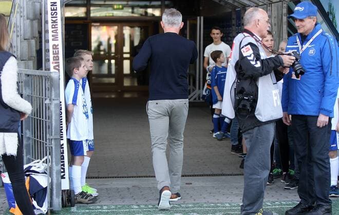 v.li.: Trainer Mirko Slomka (Karlsruher SC) verlässt das Stadion, Fussball, 2. Bundesliga, Karlsruher SC - FC Würzburger Kickers, xfsx