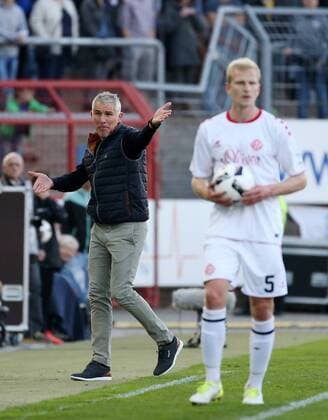 v.li.: Trainer Mirko Slomka (Karlsruher SC) gibt Anweisungen, gestikuliert, mit den Armen gestikulieren, gives instructions, gesticulate, Clemens Schoppenhauer (FC Würzburger Kickers), Fussball, 2. Bundesliga, Karlsruher SC - FC Würzburger Kickers, xfsx