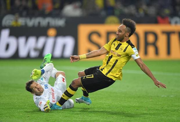 04.04.2017, Fussball GER, 1. Bundesliga Saison 2016 2017, 27. Spieltag, Borussia Dortmund - Hamburger SV 3-0, Pierre-Emerick Aubameyang, Pierre Emerick Aubameyang (Borussia Dortmund) erzielt das Tor zum 3-0 und prallt mit Torwart Rene Adler, Rene Adler (Hamburger SV) zusammen