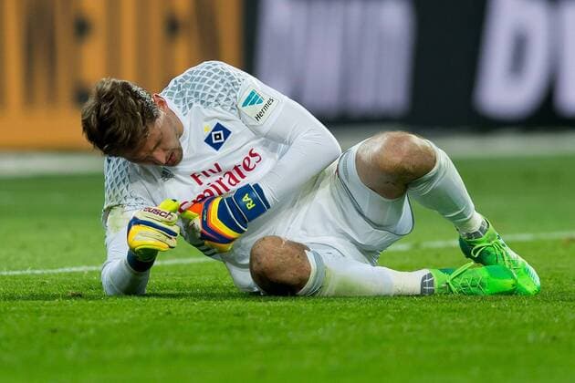 Dortmund, Germany 04.04.2017, 1. Bundesliga 27. Spieltag, BV Borussia Dortmund - Hamburger SV, Torwart Rene Adler (HSV), verletzt am boden ( DeFodi001