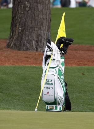AUGUSTA, GA - APRIL 03: PGA Golf Herren golfer Dustin Johnson s bag sits near the 16th green during the first day of practice for the 2017 Masters Tournament on April 3, 2017, at Augusta National Golf Club in Augusta, GA. (Photo by Brian Spurlock Icon Sportswire) GOLF: APR 03 PGA - PGA - Masters Tournament - Practice Round Icon170403044 EDITORIAL USE ONLY