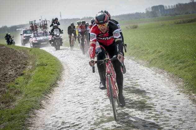 Bilder des Tages - SPORT ROUBAIX, FRANCE - APRIL 5 : VAN AVERMAET Greg (BEL) Rider of BMC RACING TEAM pictured during a training - reconnaisance of the cobblestones sections of the Paris-Roubaix 2017 Cycling race on April 05, 2017 in Roubaix, France, 5 04 17 CYCLISME : Reconnaisance 115 eme Paris Roubaix - 05 04 2017 PhotoNews Panoramic 