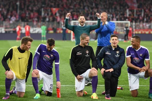 Fussball, Herren, Saison 2016 17, 2. Bundesliga, 27. Spieltag, 1. FC Union Berlin - FC Erzgebirge Aue, Jubel nach dem Abpfiff, Cheftrainer Domenico Tedesco (FC Erzgebirge Aue) feiert mit seiner Mannschaft vor den Fans aus Aue, 05.04.17, Copyright: xMichaelxHundtx xMatthiasxKochx