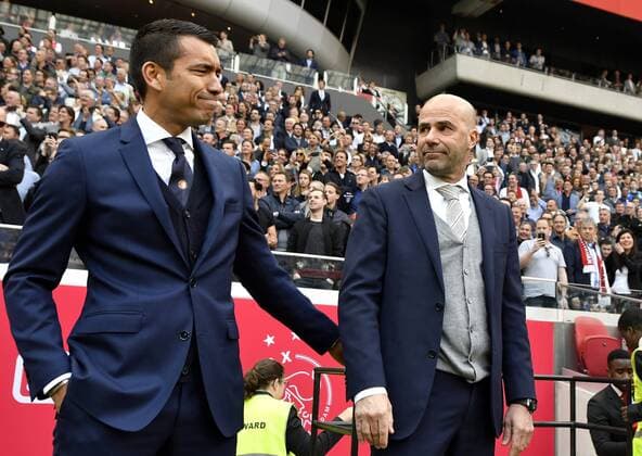 02-04-2017 VOETBAL: EREDIVISIE: AJAX-FEYENOORD: AMSTERDAM Giovanni van Bronckhorst, coach Feyenoord en rechts Coach Peter Bosz (Ajax) Foto: Sander Chamid xVIxxIVx 7504311