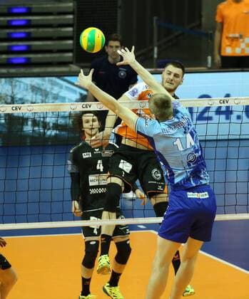 GER, CEV, BR VOLLEYS VS. Dynamo Moskau 05.04.2017, Max Schmeling Halle, Berlin, GER, CEV, BR VOLLEYS VS. Dynamo Moskau, im Bild Aleksander Okolic (BR Volleys 1), Dmitry Shcherbinin (Dynamo Moskau 14) nordphotox xEngler