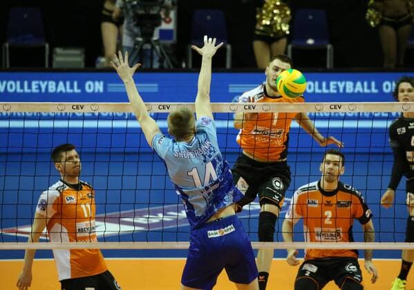 GER, CEV, BR VOLLEYS VS. Dynamo Moskau 05.04.2017, Max Schmeling Halle, Berlin, GER, CEV, BR VOLLEYS VS. Dynamo Moskau, im Bild Aleksander Okolic (BR Volleys 1), Tsimafei Zhukouski (BR Volleys 11), Steven Marshall (BR Volleys 2), Dmitry Shcherbinin (Dynamo Moskau 14) nordphotox xEngler