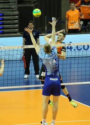 GER, CEV, BR VOLLEYS VS. Dynamo Moskau 05.04.2017, Max Schmeling Halle, Berlin, GER, CEV, BR VOLLEYS VS. Dynamo Moskau, im Bild Aleksander Okolic (BR Volleys 1), Dmitry Shcherbinin (Dynamo Moskau 14) nordphotox xEngler
