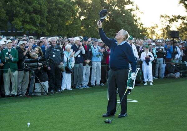 Bilder des Tages - SPORT Golf legend Jack Nicklaus raises his hat to the air in honor of the late Arnold Palmer during the ceremonial first tee shot on the first day of the 2017 Masters Tournament at Augusta National Golf Club in Augusta, Georgia on April 6, 2017. Palmer passed away in September of last year at the age of 87.  AUG20170406314 KEVINxDIETSCH