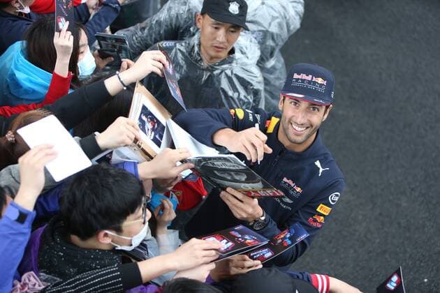Australian F1 driver Daniel Ricciardo of Red Bull Racing signs autographs for fans at the Shanghai International Circuit before the 2017 Formula One Chinese Grand Prix at the Shanghai International Circuit in Shanghai, China, 6 April 2017. F1 drivers wow fans with signatures and selfies in Shanghai  20170406_09406