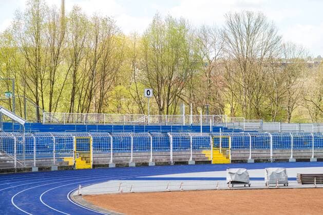 In der Nacht zum 6.4.17 wurde die Südkurve des Ernst Abbe Sporfeldes, Heimstätte des Regionalligisten FC Carl Zeiss Jena, großflächig mit Farbe beschmiert. Im Bild der Block der Auswärtsfans mit blauer Farbe. Ernst Abbe Sportfeld