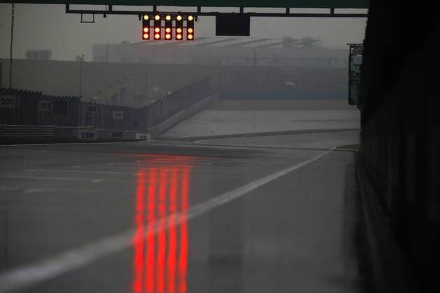 Bilder des Tages - SPORT Shanghai : Motorsports: FIA Formula One World Championship WM Weltmeisterschaft 2017 on March, 25, 2017, Chinese Formula One Grand Prix Shanghai Circuit on April 06, 2017 in Shanghai, China. (Photo by Hoch Zwei) red lights on the wet race track Shanghai China xHZx