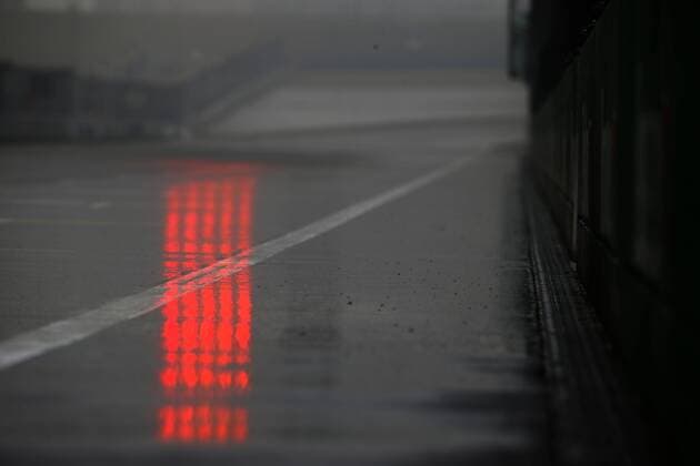 Shanghai : Motorsports: FIA Formula One World Championship WM Weltmeisterschaft 2017 on March, 25, 2017, Chinese Formula One Grand Prix Shanghai Circuit on April 06, 2017 in Shanghai, China. (Photo by Hoch Zwei) red lights on the wet race track Shanghai China xHZx