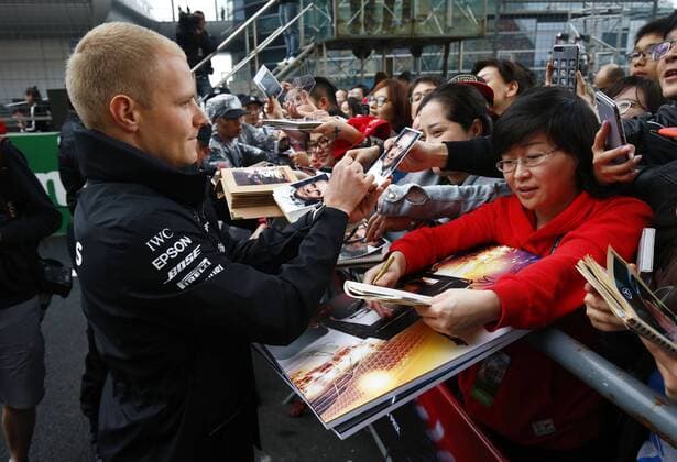 Shanghai : Motorsports: FIA Formula One World Championship WM Weltmeisterschaft 2017 on March, 25, 2017, Chinese Formula One Grand Prix Shanghai Circuit on April 06, 2017 in Shanghai, China. (Photo by Hoch Zwei) 77 Valtteri Bottas (FIN, Mercedes AMG Petronas) signing autographs for his fans Shanghai China xHZx