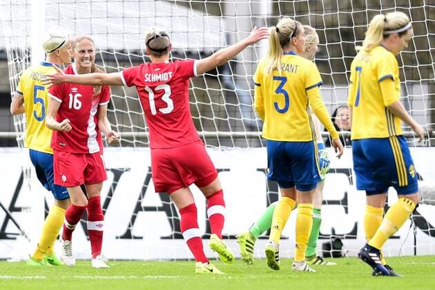 170406 Kanadas Janine Beckie jublar med Sophie Schmidt efter att ha gjort 0-1 under landskampen i fotboll mellan Sverige och Kanada den 6 april 2017 i Trelleborg.  Copyright: PETTERxARVIDSON BB170406PA026