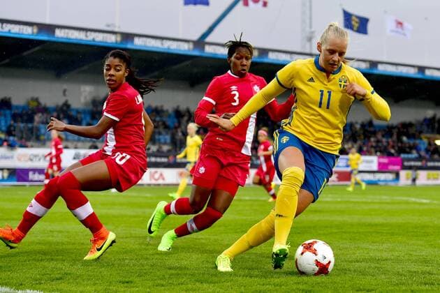 170406 Sveriges Stina Blackstenius och Kanadas Kadeisha Buchanan under landskampen i fotboll mellan Sverige och Kanada den 6 april 2017 i Trelleborg.  Copyright: PETTERxARVIDSON BB170406PA035