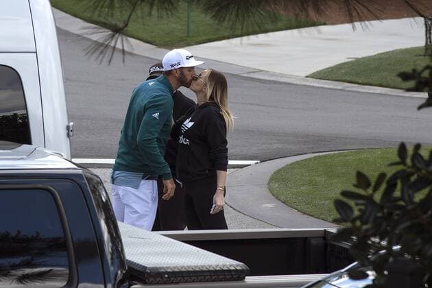Dustin Johnson kisses Paulina Gretzky prior to his first round at the 2017 Masters Tournament at Augusta National Golf Club in Augusta, Georgia on April 6, 2017.  AUG20170406323 KEVINxDIETSCH