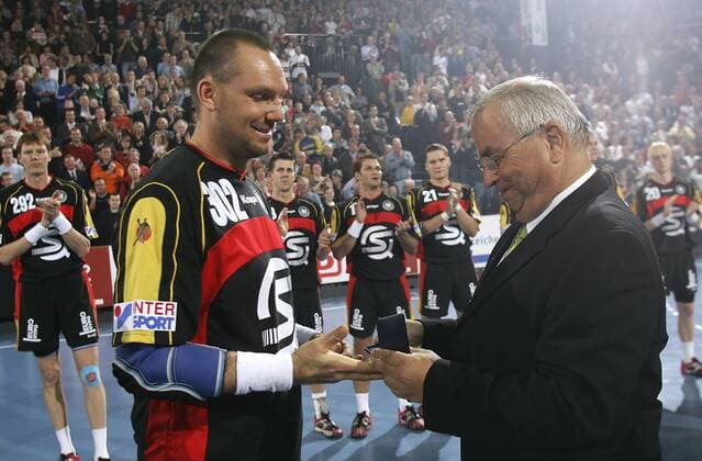 Foto : Christian Schwarzer (GER) bekommt seine Abschieds Medaille von DHB Präsident Manfred Strombach Samstag, 9.10.2004, DHB - Länderspiel Deutschland - Schweden